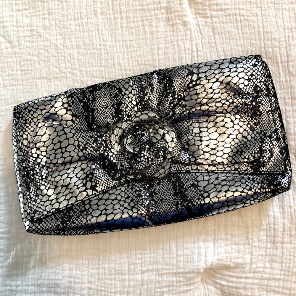 🤩Silver Snake Skin Clutch🤩